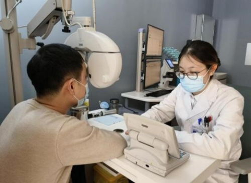 高度近視小伙配眼鏡 竟查出眼底 破了個洞