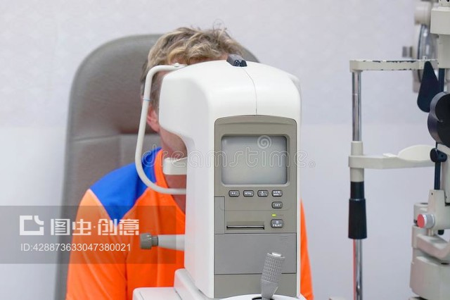 人類在機器上檢查他的視力Man checks his vision on the machine