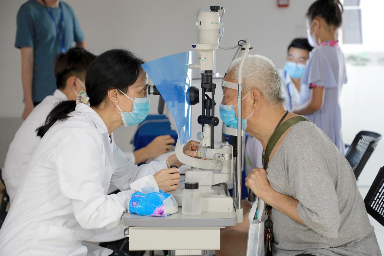 深圳?，斞劭茢y手皇崗社區(qū)黨群服務(wù)中心開展眼健康義診活動(dòng)