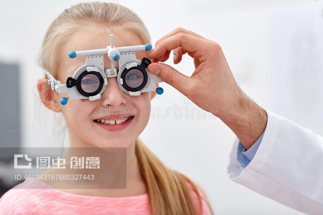 有試用框架的眼鏡商和診所的女孩Optician with trial frame and girl at clinic